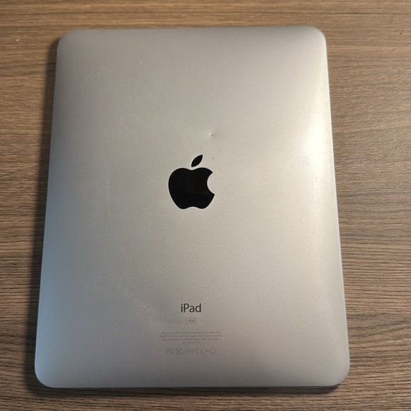 iPad 1st Generation - Picture 2 of 3